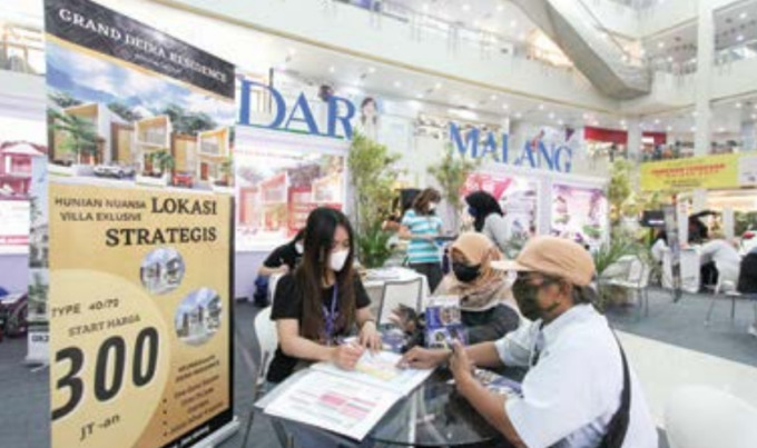 MANJAKAN PEMBELI: Marketing Grand Deira Residence melayani calon pembeli di pameran Mall Olympic Garden, kemarin. (ROFIA ISMANIA/RADAR MALANG))