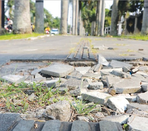 Butuh Perbaikan: Trotoar di Jalan Ijen rusak, kemarin (19/8). akibatnya, jalur pemandu khusus penyandang disabilitas (guiding block) juga ikut rusak. (Darmono/Radar Malang)
