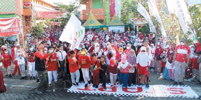 MERIAH: Suasana semarak pemberangkatan gerak jalan yang diikuti oleh TK, SD dan SMP YIPM, Sabtu (20/8). (FOTO-FOTO: ROFIA ISMANIA/RADAR MALANG)