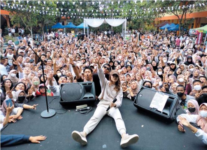 IDOLA MILLENNIAL: Yotari bersama siswa siswi SMAN 1 Singosari. Yotari ikut meramaikan hari jadi ke-19 SMA Negeri Singosari (SMANESI).