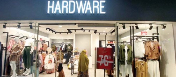BANYAK PILIHAN: Beberapa pengunjung berada di Hardware MOG. Store ini memberikan banyak promo menarik di momen Agustus. (Binti N. Rosidah/Radar Malang)