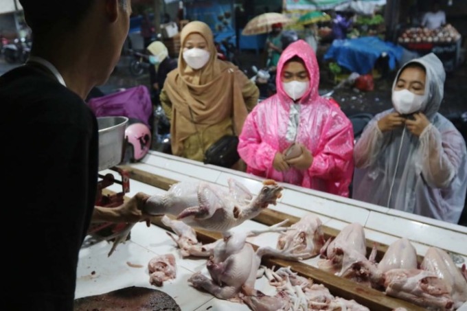 PASAR TRADISIONAL: Pedagang ayam potong di salah satu pasar rakyat sedang melayani pembeli, beberapa waktu lalu. (Darmono/Radar Malang)