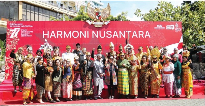 HARMONI NUSANTARA: Sri Pudyastuti Widjojo (tengah), istri founder JTP Group Paul Sastro Sendjojo bersama para direktur seperti Ir Suryo Widodo, Ali Muhammad, Isa Mei Wahyuni beserta operational manager mengenakan pakaian adat Nusantara dalam memperingati
