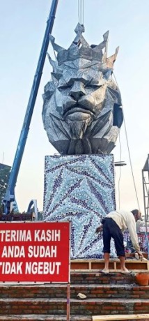 KADO ULTAH AREMA: Patung singa bermahkota terpasang di pintu masuk Stadion Kanjuruhan, Kabupaten Malang. Butuh waktu dua bulan untuk membuatnya. (Suharto/ Radar Malang)