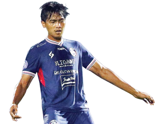 MAKIN DEWASA: Jayus Hariono turun di laga kandang, beberapa waktu lalu. Perannya di lini tengah dan belakang Singo Edan cukup vital.  (Suharto/ Radar Malang)