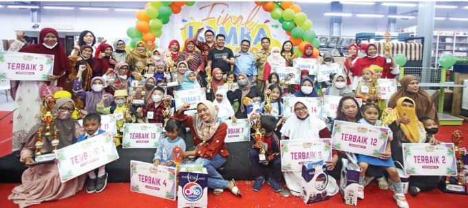 BIKIN BANGGA: Para pemenang Lomba Kolase Mom and Kids Radar Malang berfoto bersama setelah pengumuman pemenang di Bangun Indah Graha (BIG) kemarin (15/8)