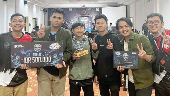 JUARA: Tim Valhall Universitas Muhammadiyah Malang (UMM) usai meraih juara dua Mobile Legend di Jambuluwuk Hotel dan Resrot Batu, akhir Juli lalu. (UMM For Radar Malang)