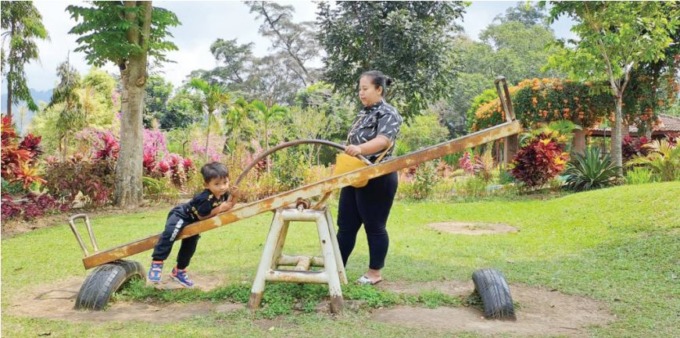 KARATAN: Besi jungkat-jungkit di Taman Kenanga Desa Bulukerto, Kecamatan Bumiaji sudah berkarat dan tidak sedap dipandang mata.