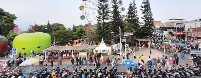 GEDUNG PARKIR BARU : Kadishub Kota Batu menemukan solusi dari berkurangnya lahan parkir di Alun-Alun Batu. Gedung parkir bertingkat tiga ini akan selesai di tahun 2024.