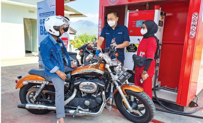 TEPAT SASARAN: Pengendara moge mengisi BBM pertamax di pertashop Desa Punten dalam kegiatan pembagian stiker ajakan menggunakan BBM nonsubsidi oleh Pertamina, kemarin
