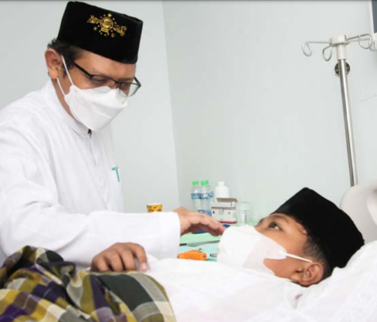 GENERASI SEHAT: Direktur RSI Unisma Malang dr H Tri Wahyu Sarwiyata mengunjungi salah satu peserta khitan, kemarin. (ROFIA ISMANIA/RADAR MALANG)