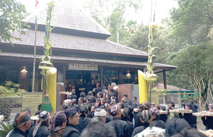 INGAT SESEPUH: Warga Wonosari memadati makam Raden Mas Imam Soedjono di Gunung Kawi usai menggelar kirab, kemarin