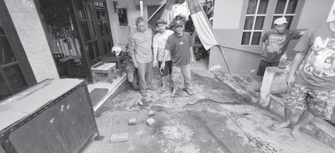 BIKIN RESAH: Warga Ngaglik menunjukkan beberapa paving stone dan batu bata yang dilemparkan rombongan konvoi ke rumah-rumah warga kemarin.