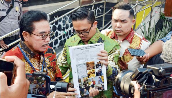 OPTIMISTIS: Tim kuasa hukum Julianto Eka Putra menunjukkan nota pembelaan beserta lampirannya yang telah dibacakan dalam persidangan di Pengadilan Negeri Malang kemarin