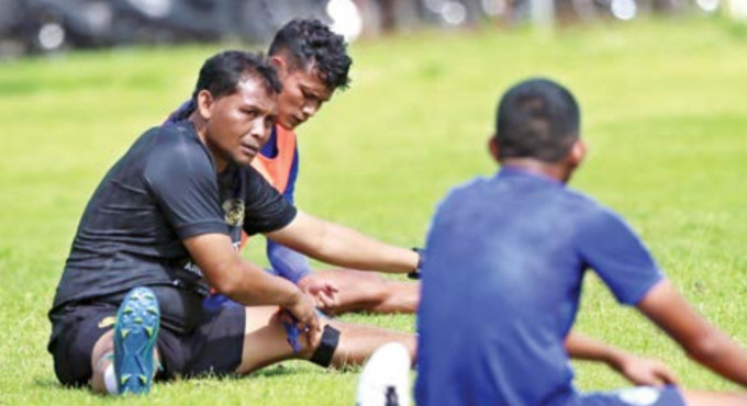 KEJAR LISENSI: Asisten Pelatih Arema FC Kuncoro mendampingi latihan skuad Singo Edan, beberapa waktu lalu. (Darmono/ Radar Malang)