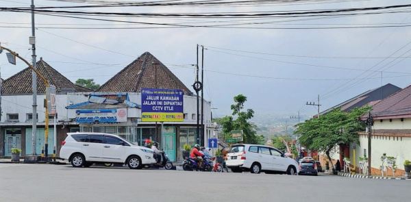 TUNTAS: Pemasangan kamera electronic traffic law enforcement (E-TLE) pada sejumlah titik di Kota Batu akhirnya telah selesai. Namun, Sehingga saat ini belum aktif karena menunggu finalisasi jaringan dari Dinas Perhubungan (Dishub) Kota Batu.