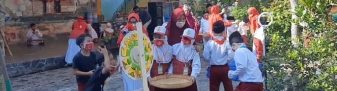 SEMARAK KEMERDEKAAN : Siswa-siswi Sekolah Alam Avesiena saat menampilkan Sosiodrama Kolosal di sekolah, kemarin (17/08). (SEKOLAH ALAM AVESIENA FOR RADAR MALANG)