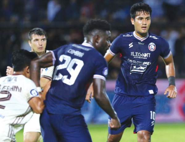 PULIH: Penyerang Arema FC M. Rafli (kanan) kembali turun berlaga melawan Persija Jakarta, Minggu malam (28/8). Dia turun di babak kedua menggantikan Adam Alis. (Darmono/Radar Malang)