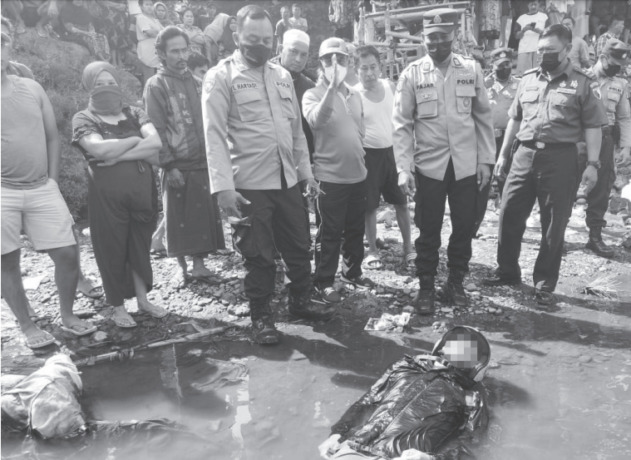 TIDAK ADA LUKA: Polisi, relawan, dan warga bersiap mengevakuasi jenazah yang ditemukan mengambang di aliran Sungai Brantas yang masuk kawasan Jalan Muharto, Kelurahan Kotalama, Kecamatan Kedungkandang, kemarin (25/8). (RELAWAN MALANG RAYA FOR RADAR MALANG