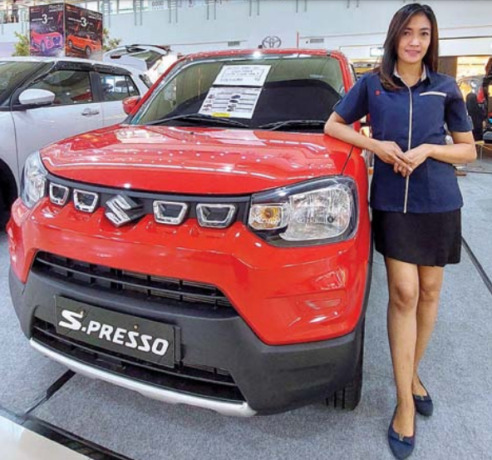 PROMO MENARIK: Staf penjualan Suzuki menunjukkan Suzuki S-Presso. (BINTI N. ROSIDAH/RADAR MALANG)
