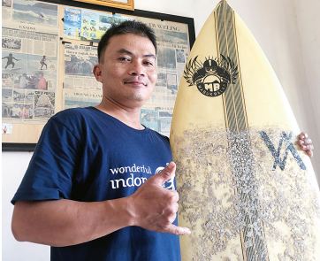 TERUS PROMOSIKAN SURFING: Sudah lebih dari 10 tahun Mukhlis menjadi pegiat wisata Pantai Bowele, Desa Purwodadi, Kecamatan Tirtoyudo.