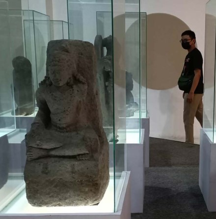 BERSEJARAH: Pengunjung museum Mpu Purwa melintasi beberapa arca, kemarin. Di museum tersebut terdapat benda peninggalan lima kerajaan.