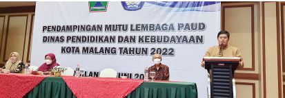 KAWAL KUALITAS: Kadisdikbud Kota Malang Suwarjana SE MM (kanan) bersama Kepala Badan Akreditasi Nasional PAUD PNF Provinsi Jatim Drs Totok Isnanto (dua dari kanan), dan Dyah N dari Balai Besar Penjamin Mutu Pendidikan Provinsi Jatim (tiga dari kanan) saat