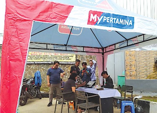 Untuk BBM Subsidi: salah satu stan pendaftaran kendaraan yang berhak menerima BBM Subsidi di kantor Pertamina, Jalan Halmahera, kemarin. (Mita Berliana/Radar Malang)