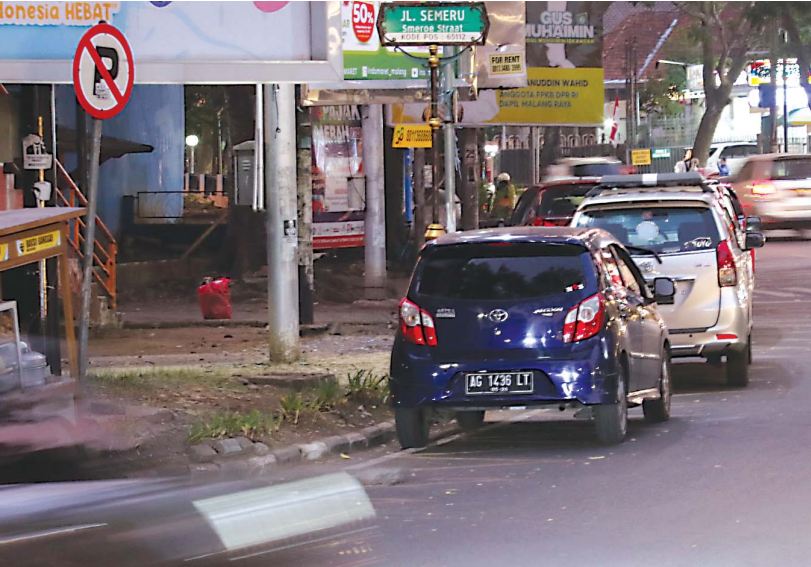 PARKIR ILEGAL: Beberapa kendaraan parkir di bahu Jalan Semeru, Kecamatan Klojen, kemarin (31/8). Padahal kawasan tersebut termasuk zona larangan parkir