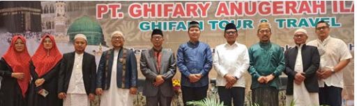 MANASIK : Owner Ghifani Tour and Travel Hj Anna Zarifah (dua dari kiri) bersama Anggota Komisi VI DPR RI H Ali Ahmad (empat dari kanan) dan Asisten 2 Setda Kabupaten Malang Nurcahyo (lima dari kanan) saat menghadiri Manasik Akbar di Hotel Savana, Minggu l