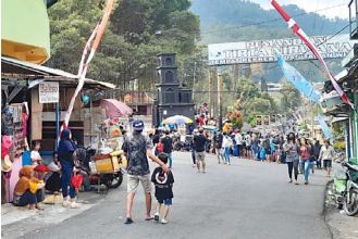 NORMAL: Suasana di Pasar Wisata Songgoriti yang semakin ramai.