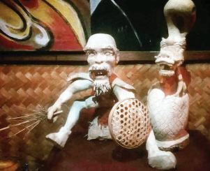 UNIK: Patung berbahan akar bambu hasil kreasi Totok Setyawan, perajin warga Desa Sanankerto, Kecamatan Turen.