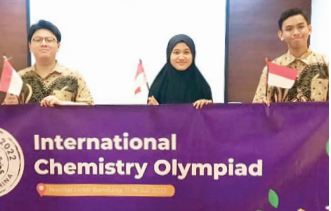 PENCINTAILMU KIMIA: Emilda Puteri Aulia (tengah), salah satu wakil Indonsia pada ajang International Chemistry Olympiad, pertengahan Juli lalu.