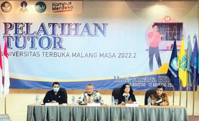 SELARASKAN BUDAYA KERJA DAN RENSTRA: Sejumlah narasumber dalam pelatihan tutor Universitas Terbuka (UT) Malang. Kegiatan tersebut digelar selama tiga haru sampai Jumat (12/8) di Hotel Amartha Hills Kota Batu. (UT For Radar Malang)