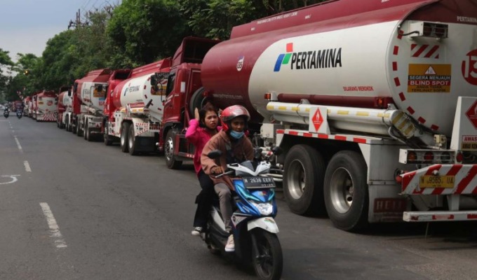 PASOK SPBU: Deretan kendaraan bermuatan bahan bakar minyak (BBM) terparkir di tepi jalan, beberapa waktu lalu. Kendaraan ini memasok BBM ke SPBU di Kota Malang. (Darmono/Radar Malang)