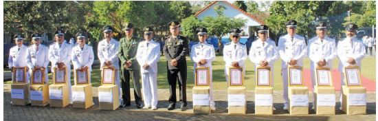 JADI CONTOH: Penyerahan penghargaan untuk kades di Kecamatan Tirtoyudo yang warganya sudah melunasi PBB sebelum deadline