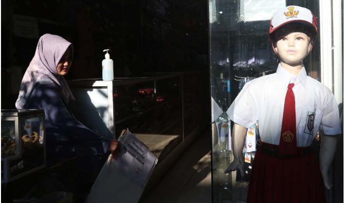 KEBUTUHAN TAHUNAN: Biaya sekolah, termasuk pembelian pelengkapan sekolah membuat inflasi di Kota Malang cukup tinggi.