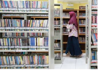 PERKUAT LITERASI: Deretan koleksi buku di Dispussipda Kota Malang yang disediakan untuk masyarakat. Selain itu, dispussipda juga membantu perpustakaan sekolah agar mendapat akreditasi.
