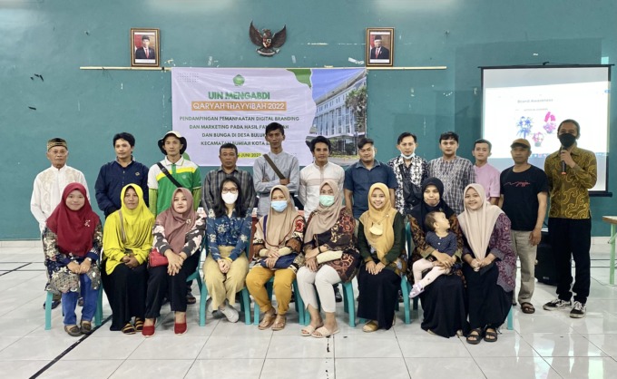TINGKATKAN KESEJAHTERAAN MASYARAKAT: Tim UIN Mengabdi foto bersama peserta workshop pemanfaatan digital branding dan marketing, 27/5.