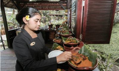 HARGA TERJANGKAU: Salah satu pramusaji mengambil menu di Bale Ndeso Taman Indie, kemarin. Promo ini dapat dinikmati Selasa sampai Minggu pukul 11.00-15.00