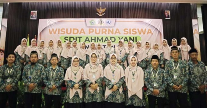 KOMPAK : Kepala SDIT Ahmad Yani Nurdiah Rachmawati SPd MPd (tengah) bersama guru dan staf saat wisuda siswa beberapa waktu lalu. (SDIT Ahmad Yani For Radar Malang)