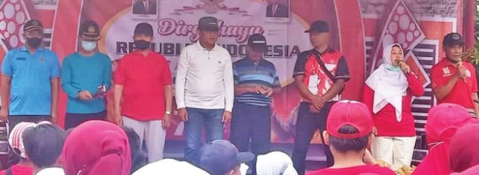 SEMARAK HUT : Wakil Wali Kota Malang Sofyan Edi Jarwoko (empat dari kiri) bersama Kepala Sekolah Supriyadi SPd (tiga dari kiri) dan undangan saat Jalan Sehat di SDN Bakalan Krajan 1, Sabtu lalu (27/8). (SDN Bakalan Krajan 1 For Radar Malang)