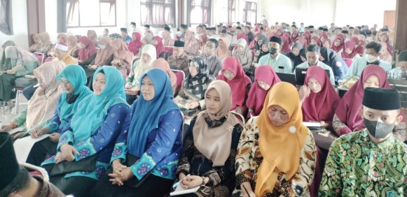 GENJOT KUALITAS SDM: Ratusan tenaga pendidik saat mengikuti seminar digital di SMK NU Sunan Ampel, Poncokusumo, Kabupaten Malang, kemarin (28/8). (SMK NU Sunan Ampel Poncokusumo For Radar Malang)