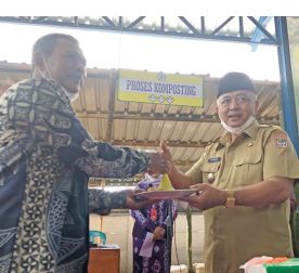 TAMBAH FASILITAS: Bupati Malang H M. Sanusi (kanan) dan Kades Gadingkulon Wahyu Edi Prihantono di lokasi peresmian TPST 3R, kemarin