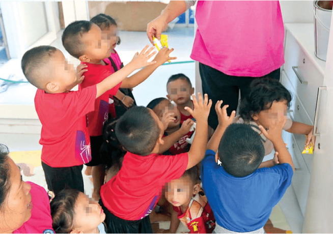 BUTUH KASIH SAYANG: Anak-anak yang tinggal di Yayasan Peduli Kasih Kisah Nyata dan Jeritan Hati (KNDJH) di Jalan Muharto Gang 5 Nomor 36, Kelurahan Kotalama terlihat begitu nyaman. Para pengurus yayasan begitu sabar dan telaten memberikan perawatan kepada