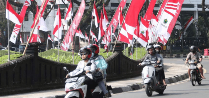SUMBANGAN ASN: Deretan merah putih sudah menghiasi Alun-Alun Tugu sejak beberapa hari terakhir. (Suharto/ Radar Malang)