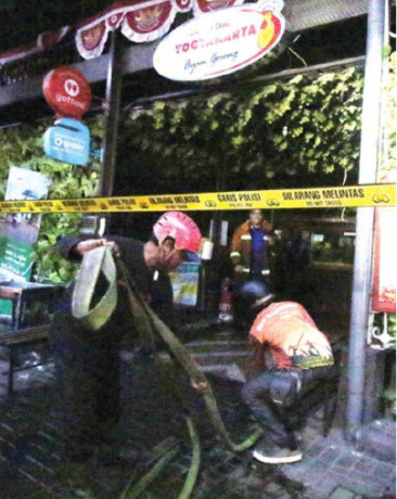 BIKIN PANIK: Petugas pemadam kebakaran berusaha memadamkan api di Warung Lesehan Yogyakarta, Jalan Kendalsari Baru, kemarin sore. (Suharto/radar malang)