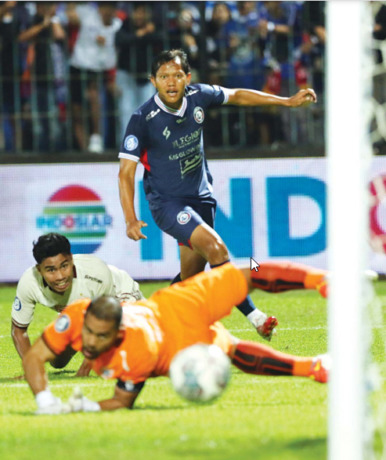 BELUM BERUNTUNG: Adam Alis melepaskan tendangan kaki kanan di menit ke-11 laga tadi malam. Sayangnya, sepakan itu masih membentur tiang gawang Persija Jakarta. (DARMONO/RADAR MALANG)