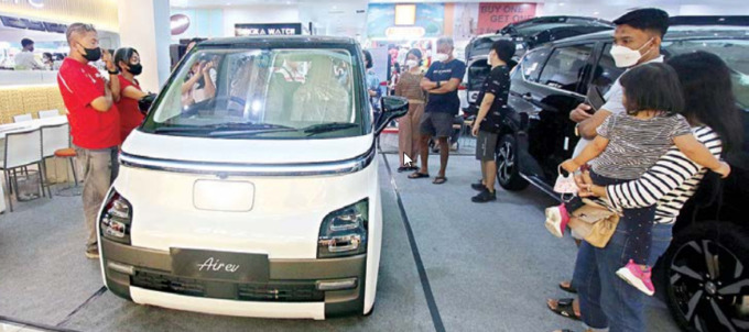 BANYAK PEMINAT: Penjualan mobil Wuling tipe Air EV atau mobil listrik menyumbang penjualan hampir 50 persen di tahun 2022 lalu.