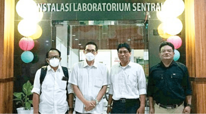 TAHAP KEDUA: Dari kiri, Prof Dr Hardika MPd, Prof Dr Hariyono MPd, Prof Ir Arif Nur Afandi MIAEng MIEEE PhD, dan Prof Dr KRT H Sujito SH MPd setelah menjalani tes kesehatan di RSSA Malang, kemarin (30/8). (um for radar malang)